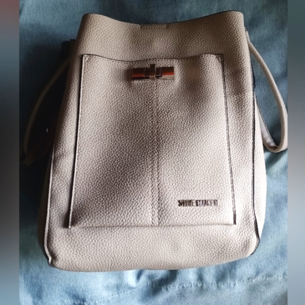 Steve Madden Purse, Beige with Green Interior, EUC, Call out strap